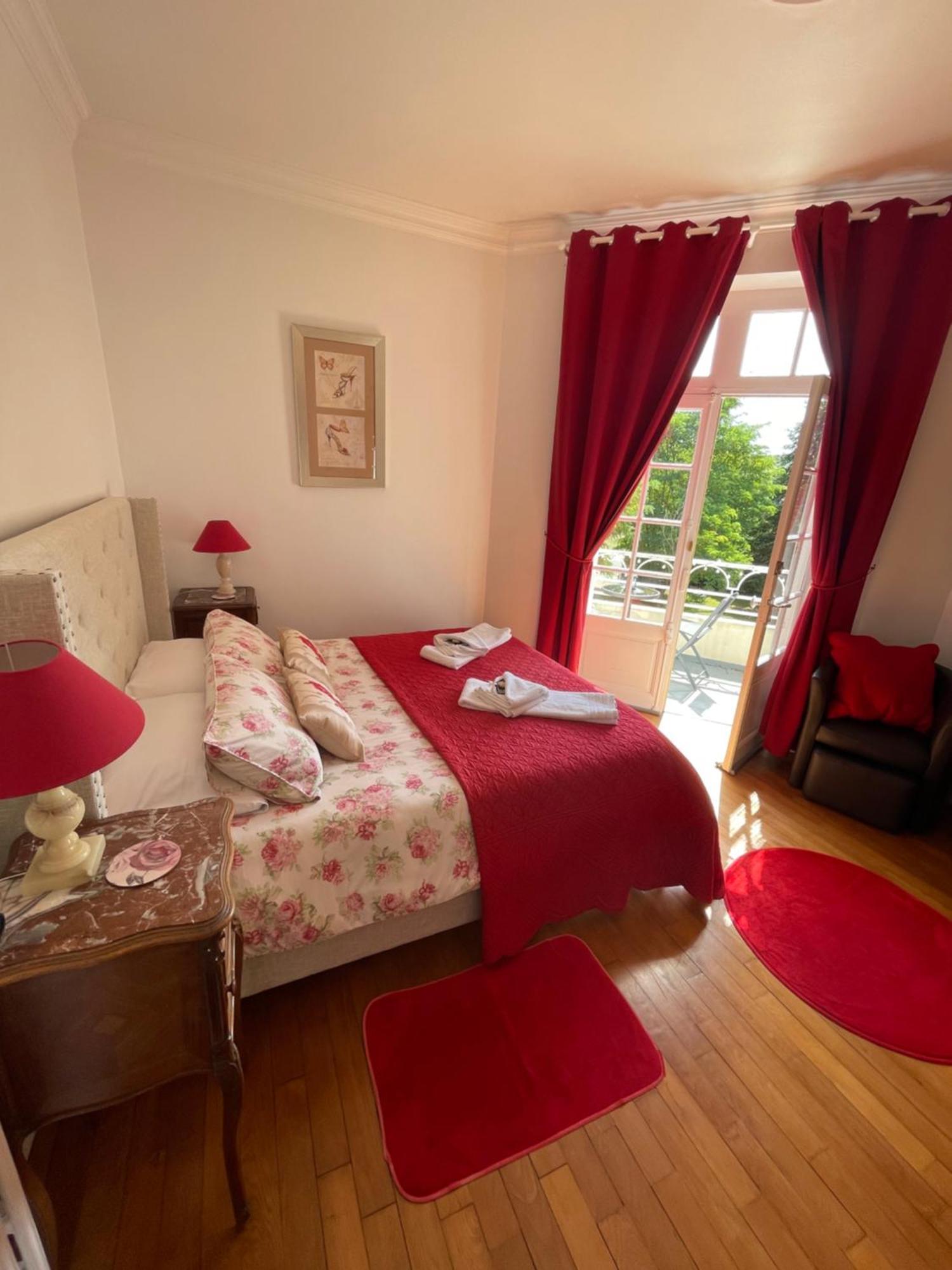 Vue Du Chateau D'Excideuil En Chambres エクステリア 写真