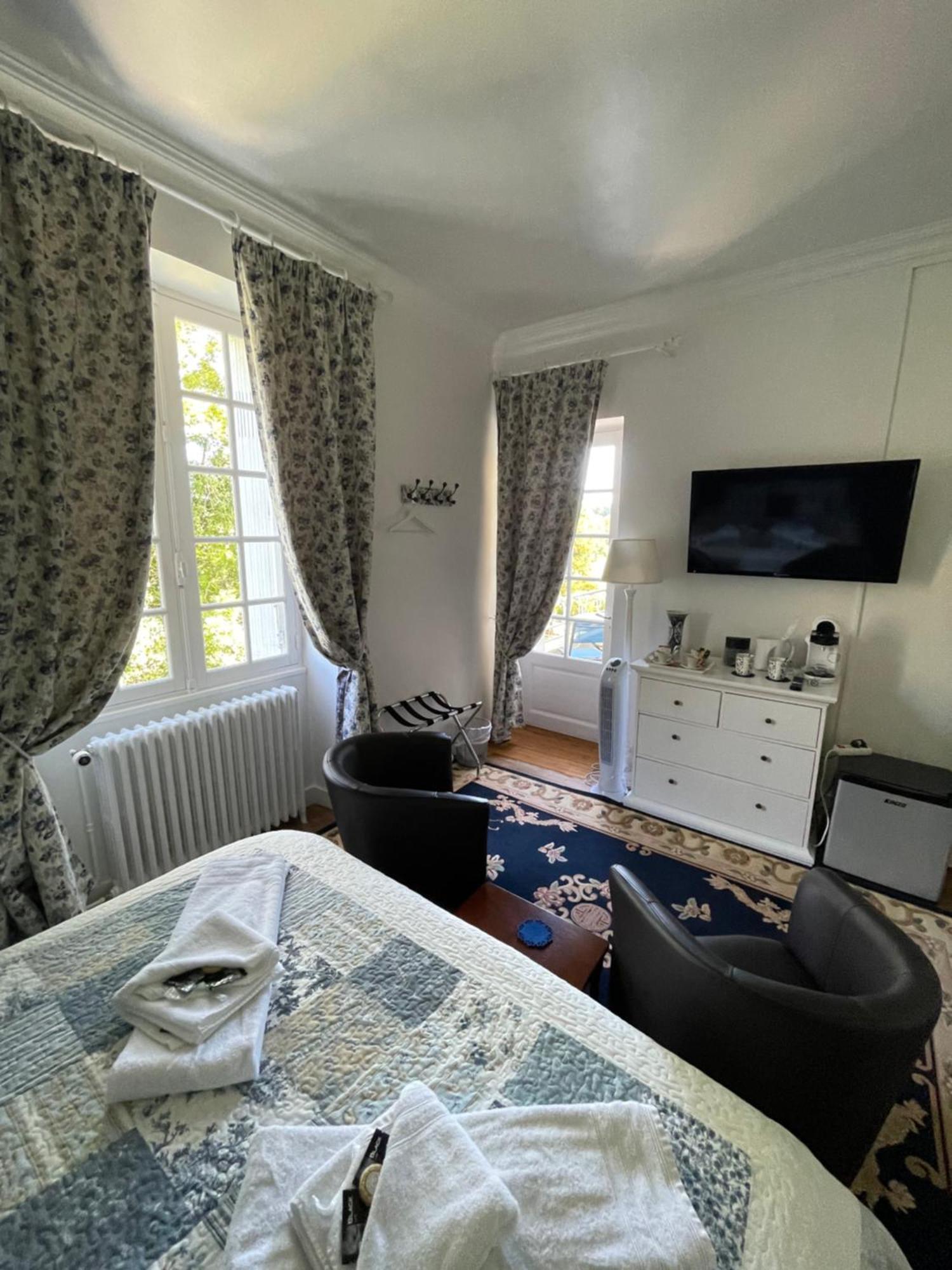 Vue Du Chateau D'Excideuil En Chambres エクステリア 写真